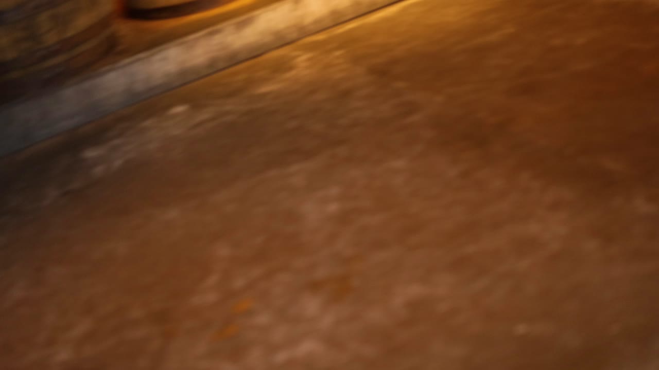 barriles y área de almacenamiento en la destilería de glengoyne