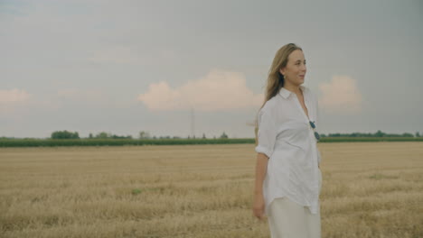 Mujer-Sonriente-Caminando-En-El-Campo