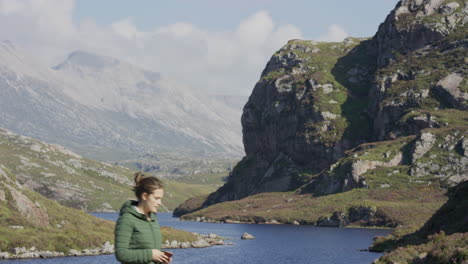 Mujer-Joven-Turista-Caminando-En-Un-Hermoso-Paisaje-Escénico-Del-Río-Disfrutando-De-Viajes-De-Vacaciones-Explorando-El-Estilo-De-Vida-Independiente-De-Vacaciones