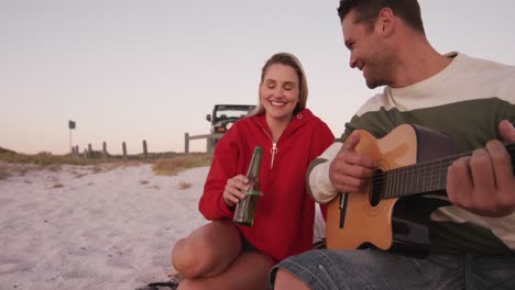pareja enamorada disfrutando del tiempo libre en un viaje por carretera juntos