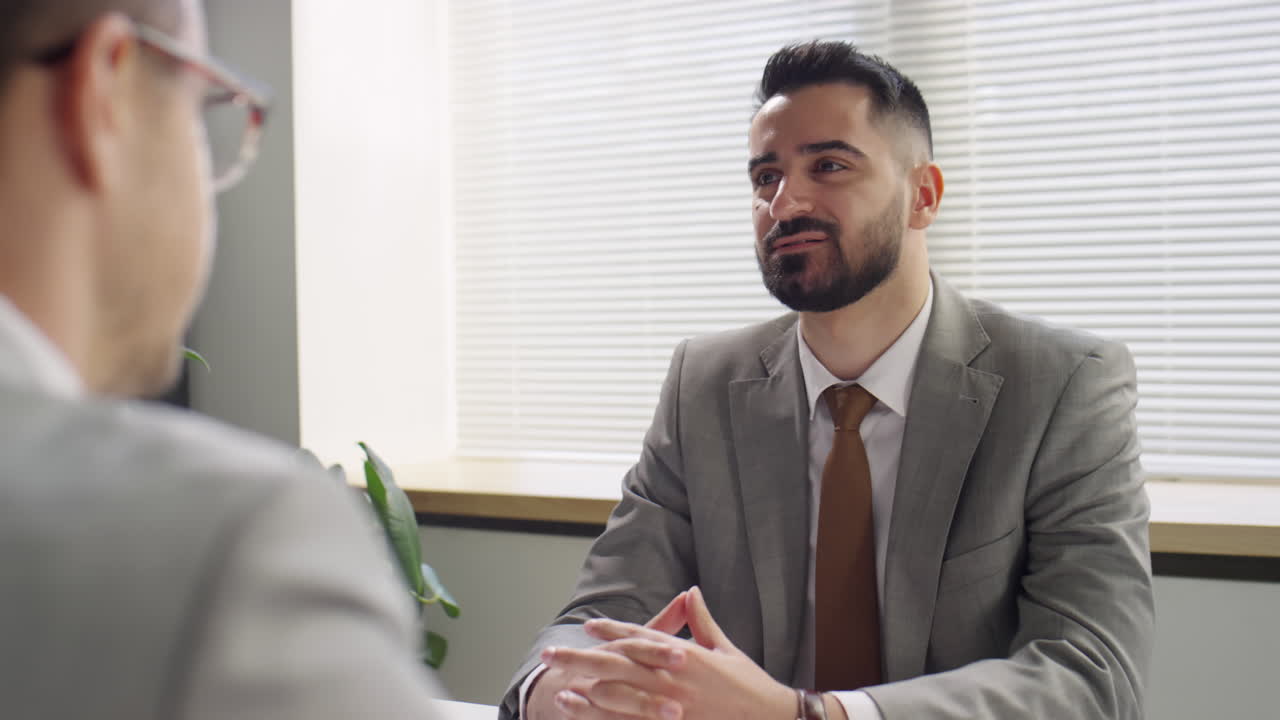 Uomo d'affari che parla e stringe la mano a un collega