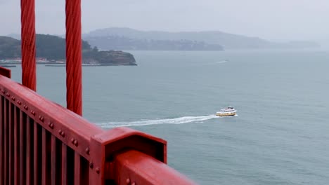 Ferry-Pasando-Por-Debajo-Del-Puente-Golden-Gate-De-San-Francisco