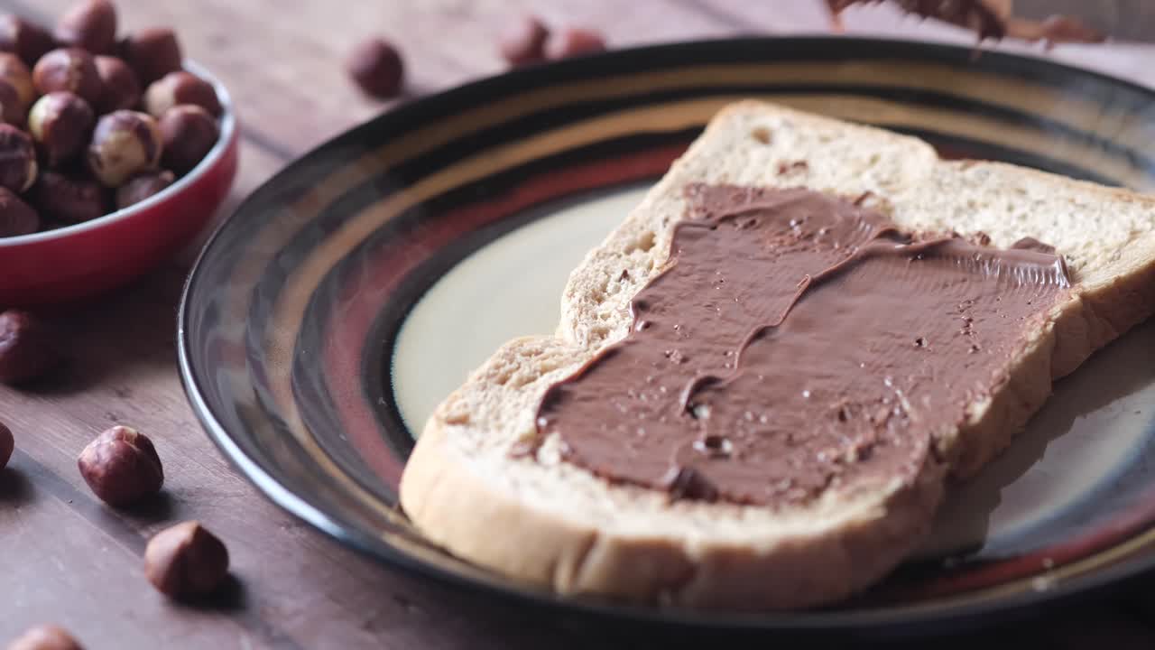Crema spalmabile al cioccolato e nocciole su toast