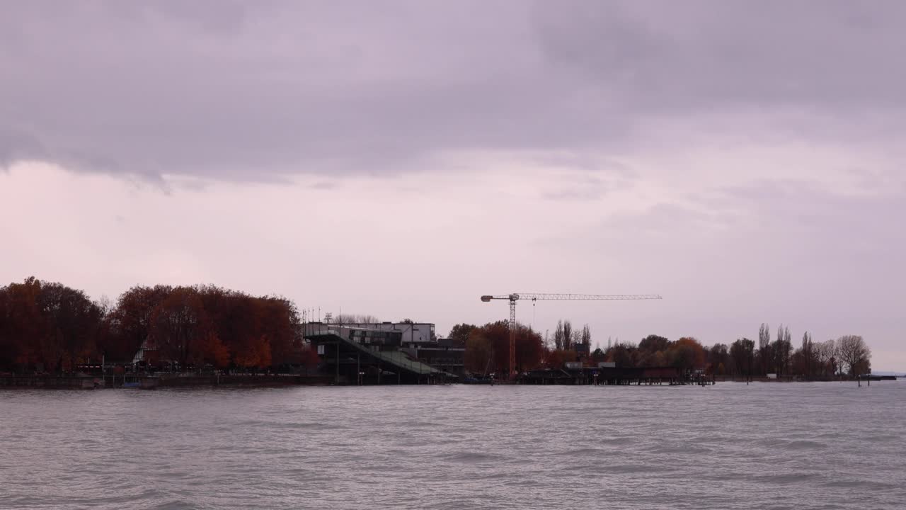 호수 콘스탄체 브레겐츠 오스트리아 - 호수 무대에서 크레인