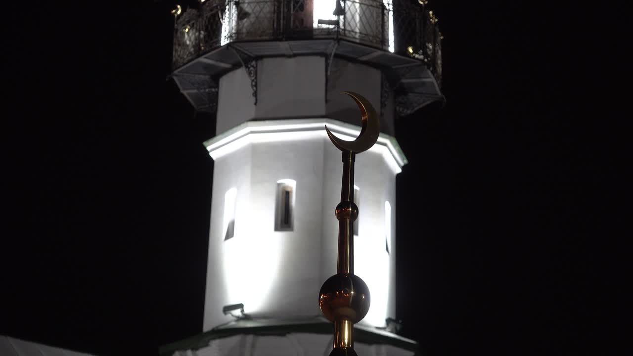 카잔 타타르스탄의 첫 번째 대성당 모스크, 겨울 밤, 눈 속의 지붕