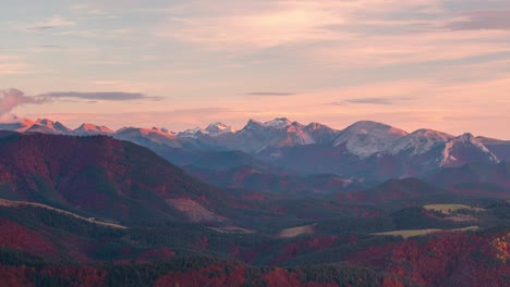 Timelapse-Durante-La-Puesta-De-Sol-Vista-De-Las-Montañas-Nevadas-De-Los-Pirineos-Desde-El-Paso-De-Larau-En-Navarra,-España