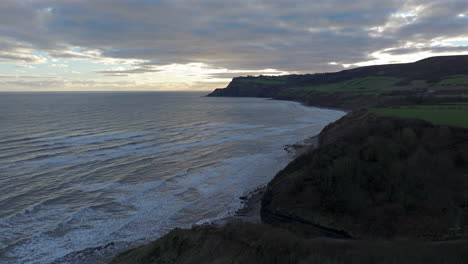 Erstellen-Einer-Drohnenaufnahme-Der-Klippen-Der-Küste-Von-North-Yorkshire-Bei-Sonnenaufgang-In-Großbritannien