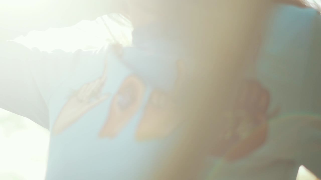 종려나무  에 있는 여자