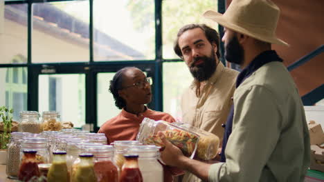 El-Vendedor-Muestra-Frutas-Y-Verduras-Maduras.