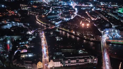 Timelapse-Aéreo-Del-Centro-De-La-Ciudad-De-Galway-De-Vida-Nocturna-Y-Bulliciosos-Puentes-Sobre-El-Río-Corrib,-Impresionante-Paisaje-Urbano-De-Irlanda