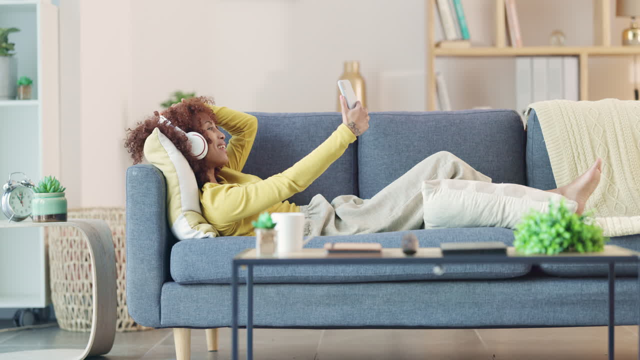 소셜미디어에 글을 올리는 젊은 소녀