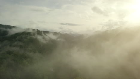 Un-Impresionante-Paisaje-Aéreo-De-Una-Exuberante-Montaña-Verde-De-Selva-Tropical