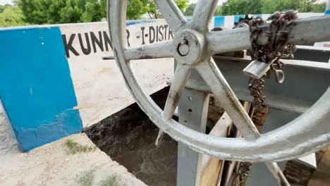 Blick-Auf-Die-Schleusentore-Am-Überlauf-Am-Indus-Fluss-In-Hyderabad,-Sindh