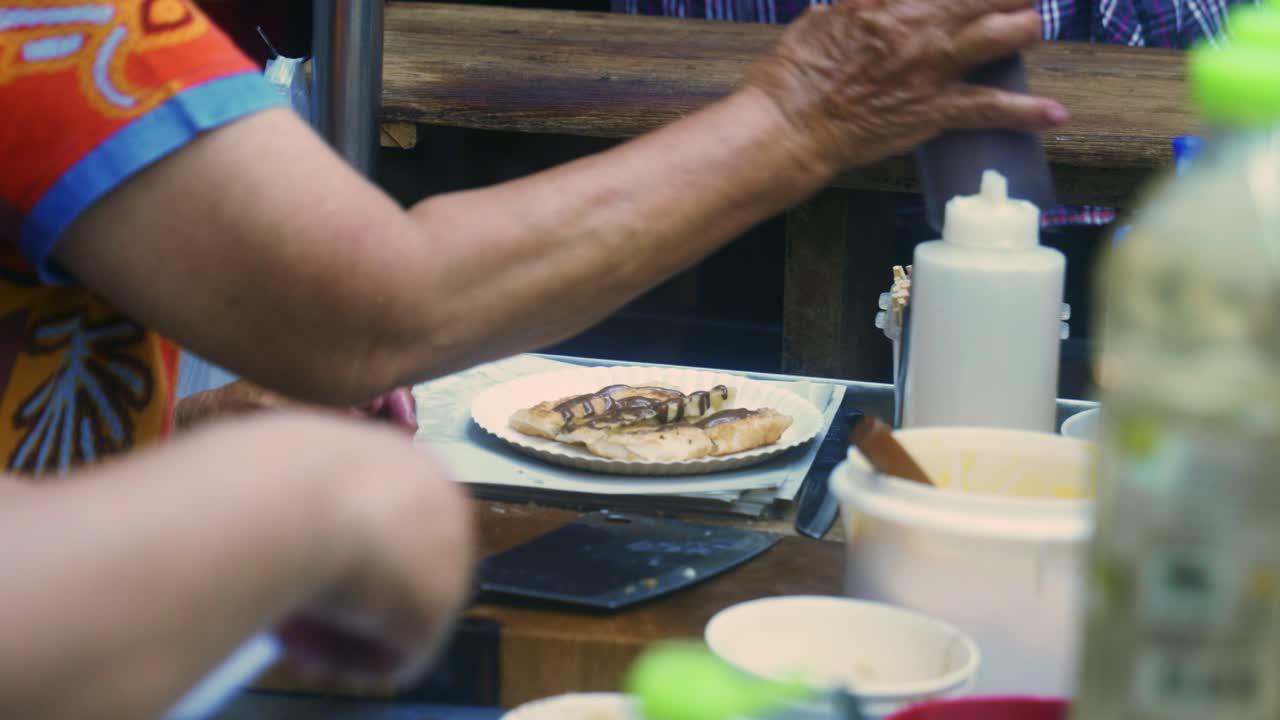 imágenes cinematográficas de cocina de 4k de un chef tailandés preparando un postre tradicional tailandés llamado roti en un mercado callejero en tailandia
