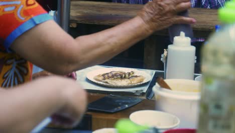 Filmische-4K-Kochaufnahmen-Eines-Thailändischen-Kochs,-Der-Auf-Einem-Straßenmarkt-In-Thailand-Ein-Traditionelles-Thailändisches-Dessert-Namens-Roti-Zubereitet