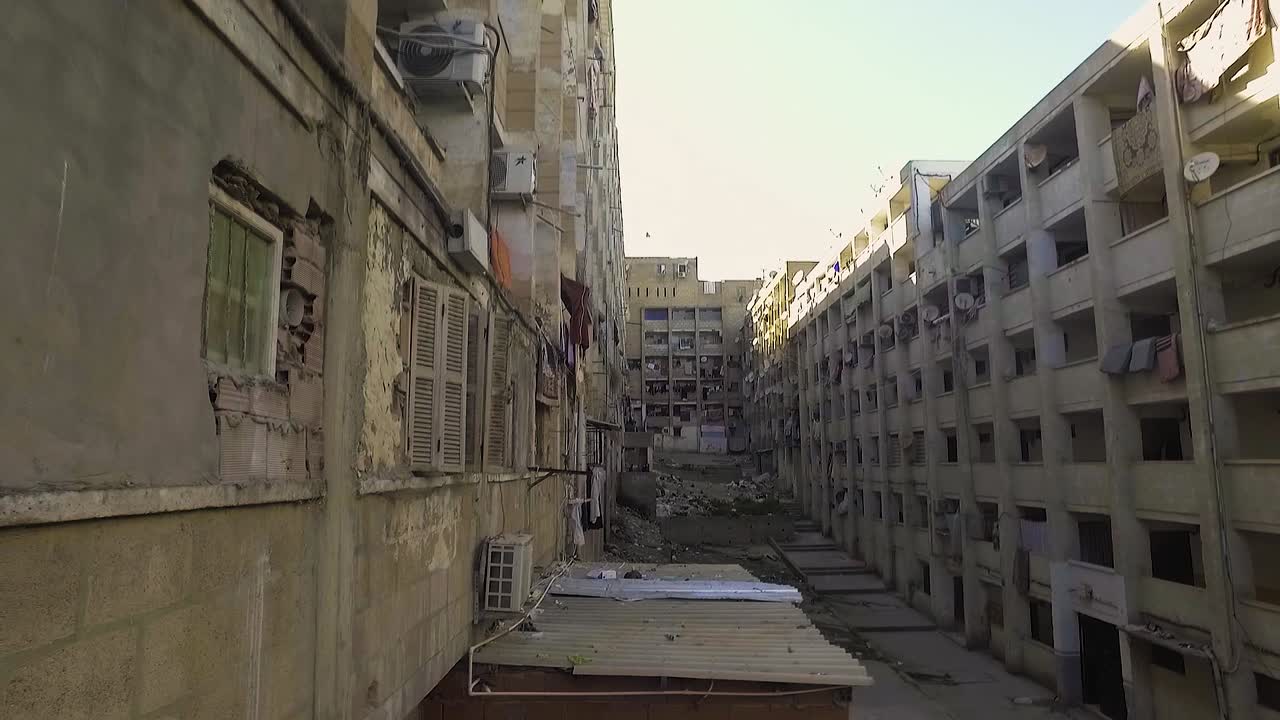 in un edificio di un ghetto pericoloso con antenne satellitari e bucato appeso al balcone