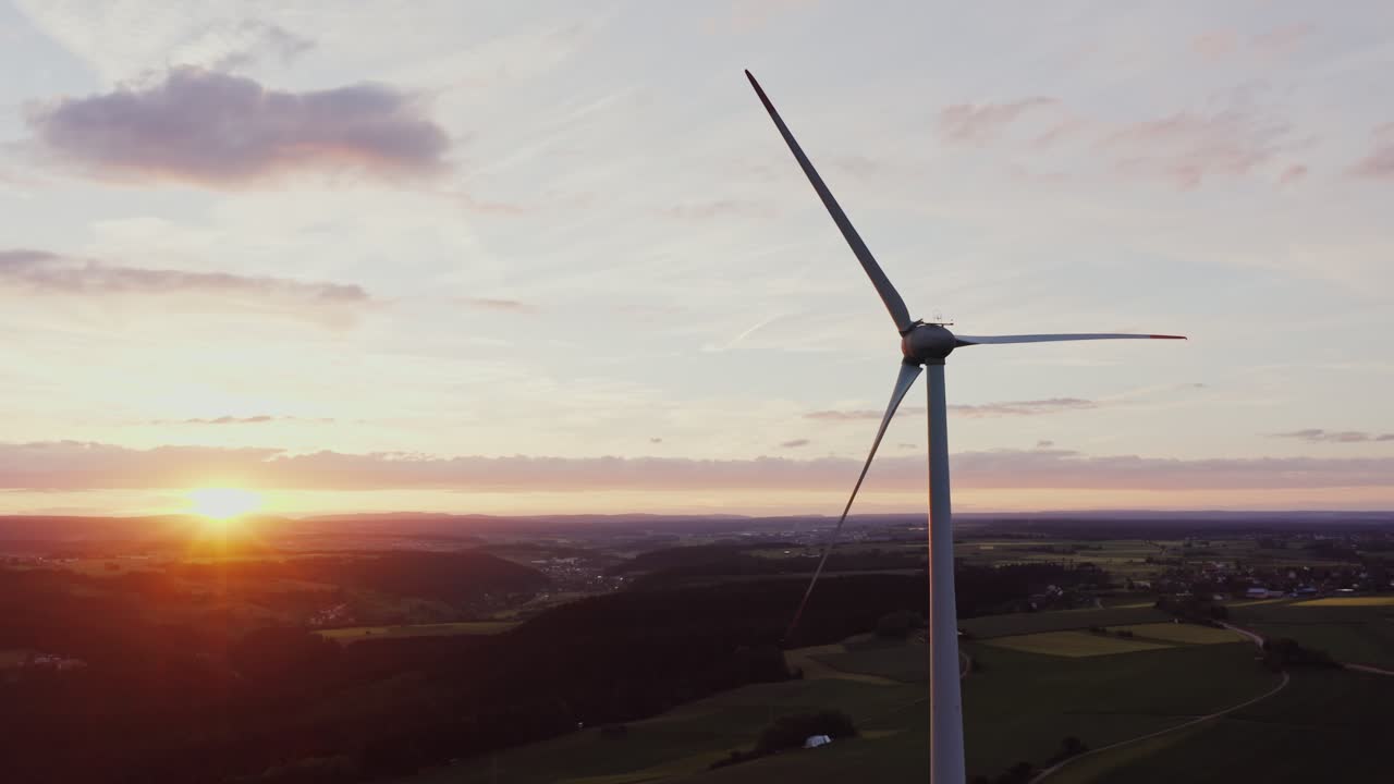 시골 풍경 위에서 해가 지는 바람 터빈