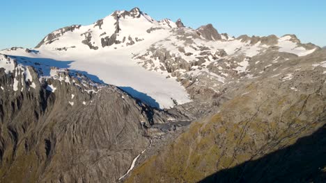 Glaciar-Helado-En-La-Cima-De-La-Montaña