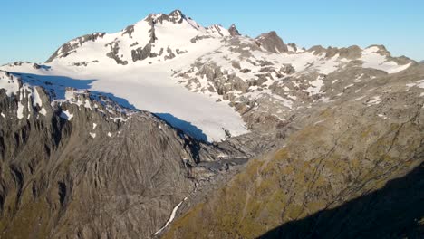 glaciar helado en la cima de la montaña