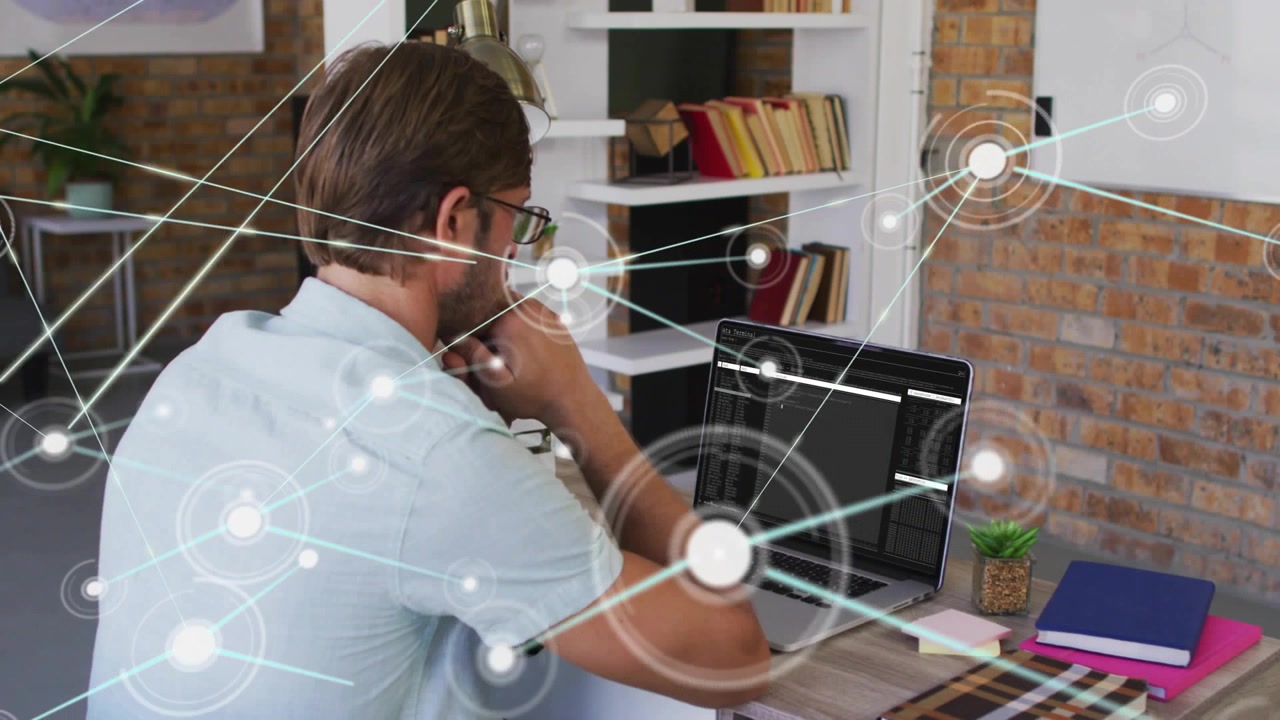 Uomo che si sporge in avanti e si concentra sul laptop, attivando una sovrapposizione di rete in espansione per l'analisi tecnologica.