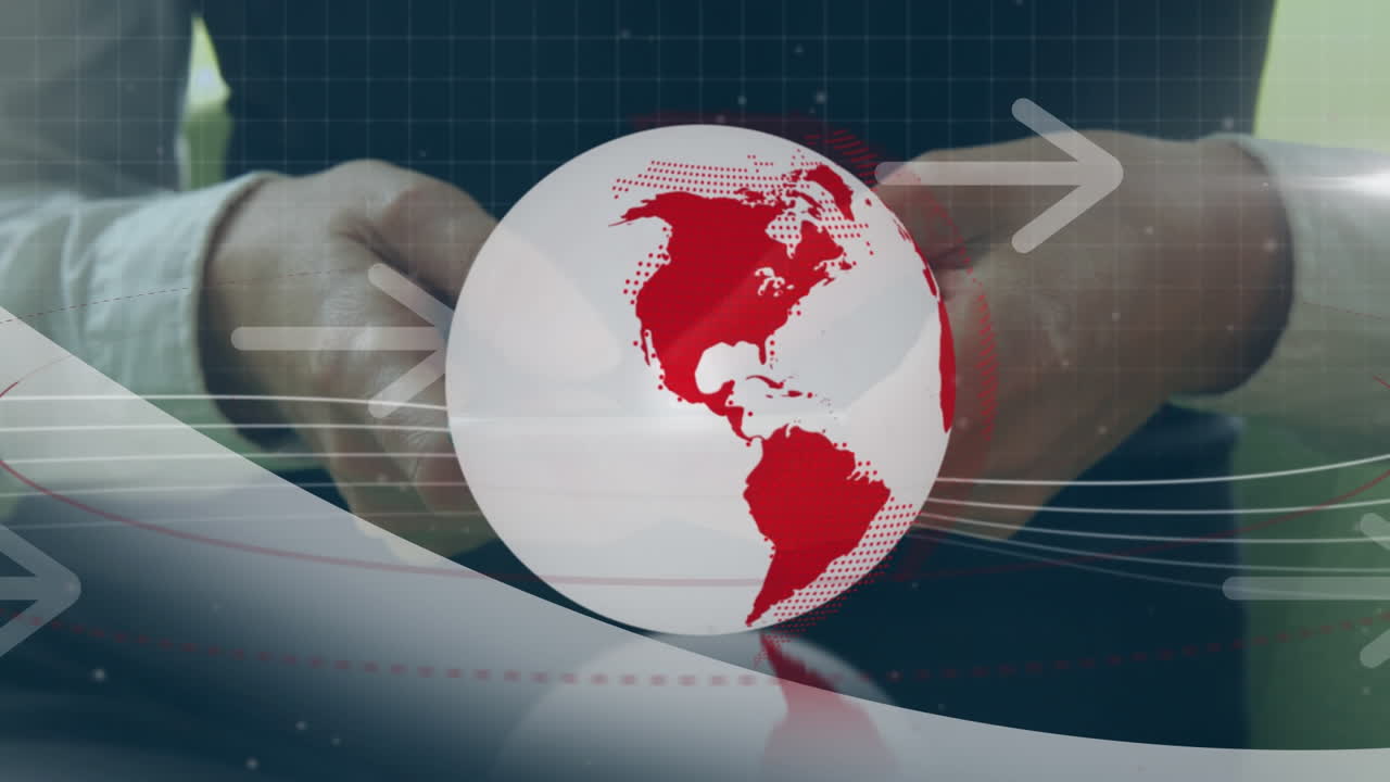 스마트 폰을 사용하는 사업가의 손 위에  ⁇ 은색과  ⁇ 색의 지구와 화살표의 애니메이션