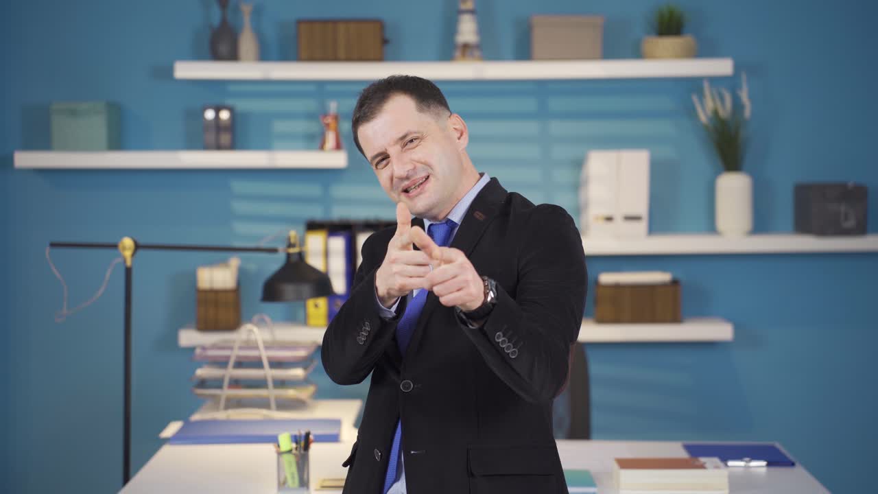 재미있고 즐거운 사업가가 카메라를 쳐다보면서 동정심을 나타 ⁇ 니다.