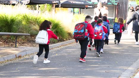 kids walking together at melbourne zoo