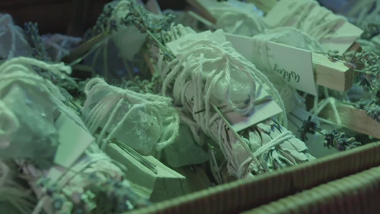 바구니에 마녀 수제 결혼식 호의의 근접 촬영