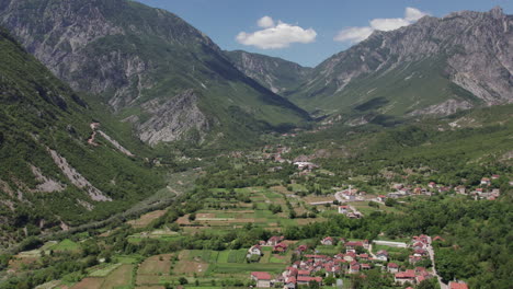 vista aérea de un viejo pueblo en un valle