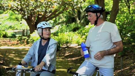 Elderly-couple-drinking-after-biking