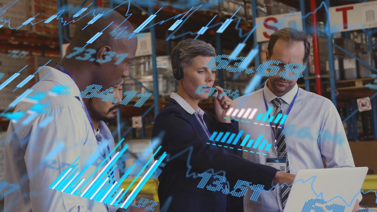 Femme tapant sur un ordinateur portable et utilisant un casque, lançant des graphiques bleus pendant que l'équipe opérationnelle examine les indicateurs.