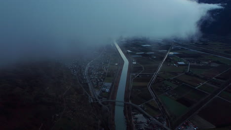 Vista-Aérea-Del-Río-Ródano-En-El-Valle-Montañoso-De-Martigny-En-Suiza-Cantón-Valais