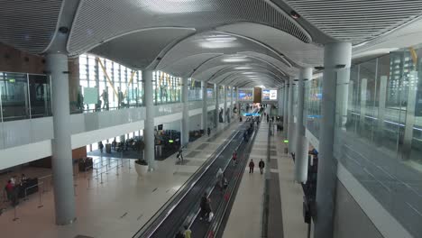 interior de la terminal del aeropuerto de estambul