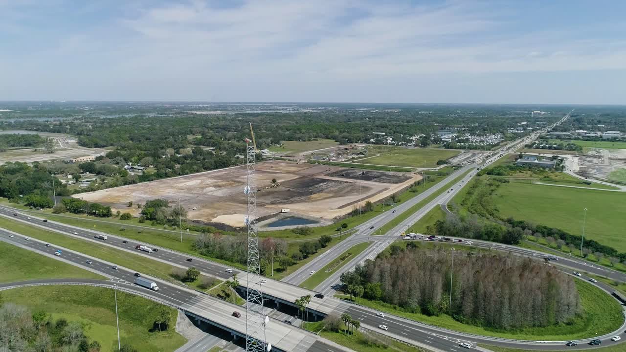 panorama de un vuelo de una torre de radio al lado de la autopista en florida en un día soleado