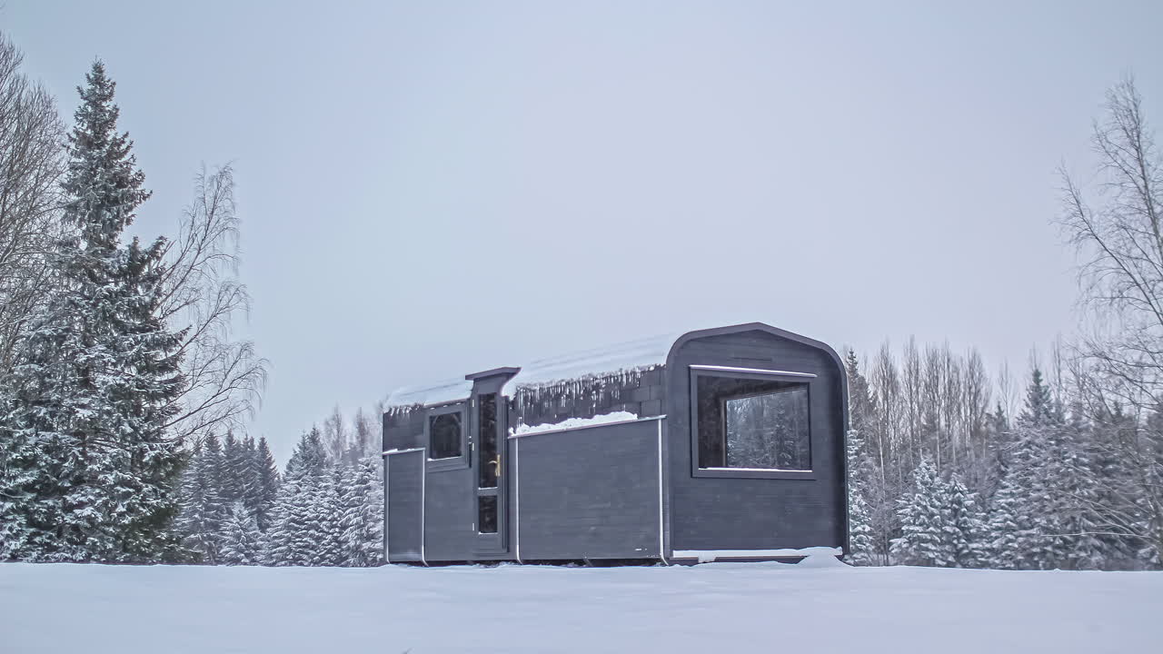 Abgelegene Hütte auf dem Land im Winter.
