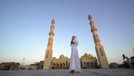 mujer turista visitando la mezquita de el mina en el tradicional hijab y un largo vestido blanco en hurghada, egipto