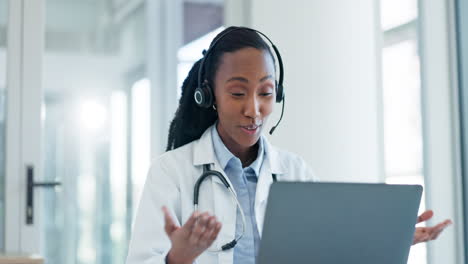 doctor, llamada de video y saludo con mujer negra