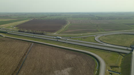 Luftaufnahme-Eines-Lastwagens,-Der-Sich-Tagsüber-Entlang-Der-Autobahnstraßen-S7-Cdry-Road-Bewegt