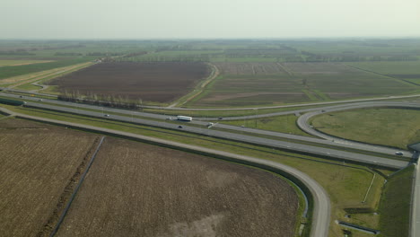 vista aérea de un camión que se mueve a lo largo de las carreteras s7 cdry road durante el día