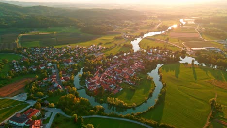 Atemberaubende-4K-Drohnenaufnahmen-Aus-Der-Luft-Von-Kostanjevica-Na-Krki-Im-Goldenen-Abendlicht