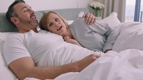 pareja joven feliz acostada en la cama abrazándose compartiendo una relación romántica mujer hermosa disfrutando de la intimidad con sus parejas relajándose juntos en casa