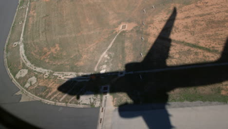 la sombra del avión se acerca al suelo