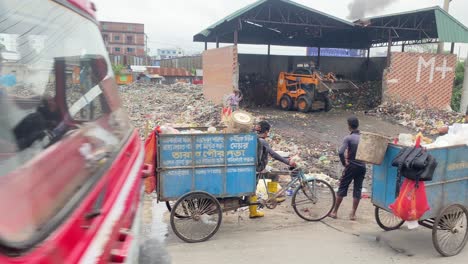 Gente-Sin-Rostros-Junto-Al-Vertedero-De-Basura-En-Medio-De-Una-Ciudad