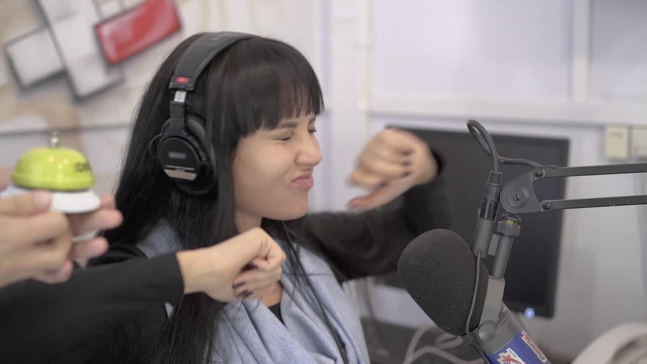 라디오 dj는 방송 스튜디오 3에서 일하면서 엔터테인먼트입니다.