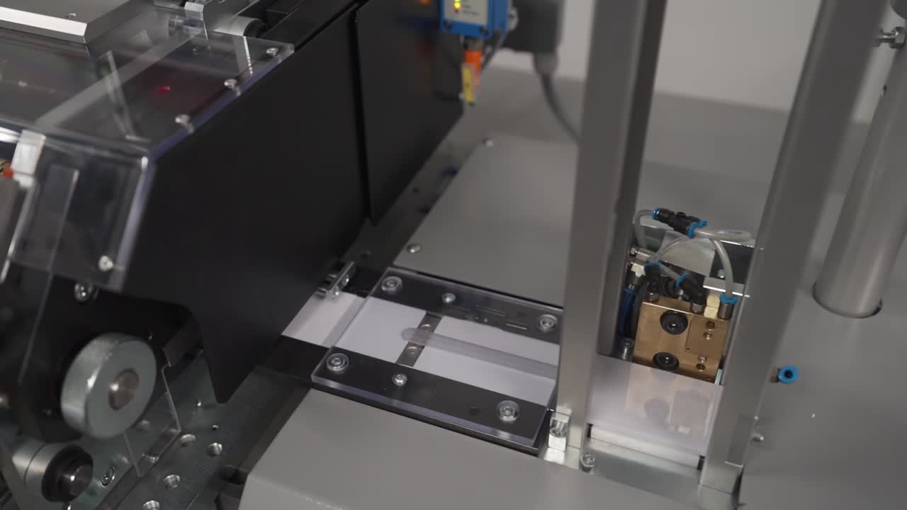 piezas de tarjetas cortadas liberadas de la máquina cortadora en la imprenta