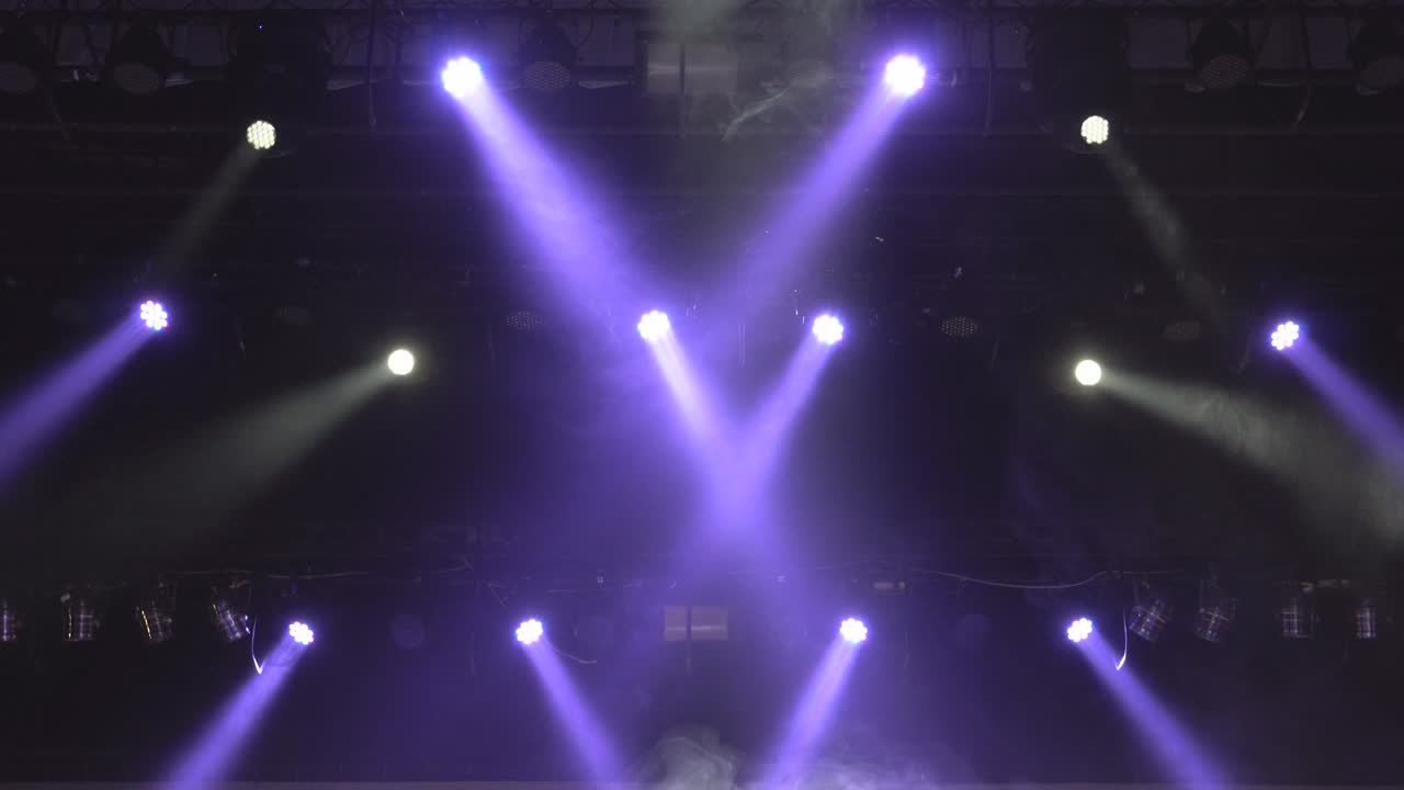 las luces del escenario brillando en el estudio. animación en bucle sin fisuras.