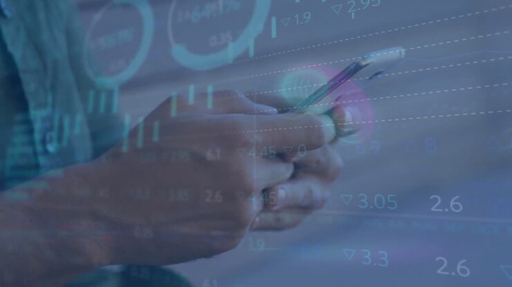 Animazione di cerchi, grafici e tabellone di trading, busto di uomo caucasico che digita sul cellulare.