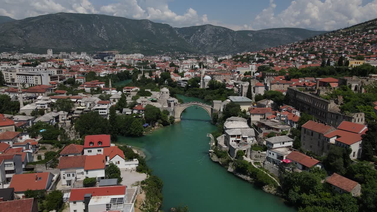 vista aérea del histórico puente de mostar construido sobre el río en la ciudad de bosnia