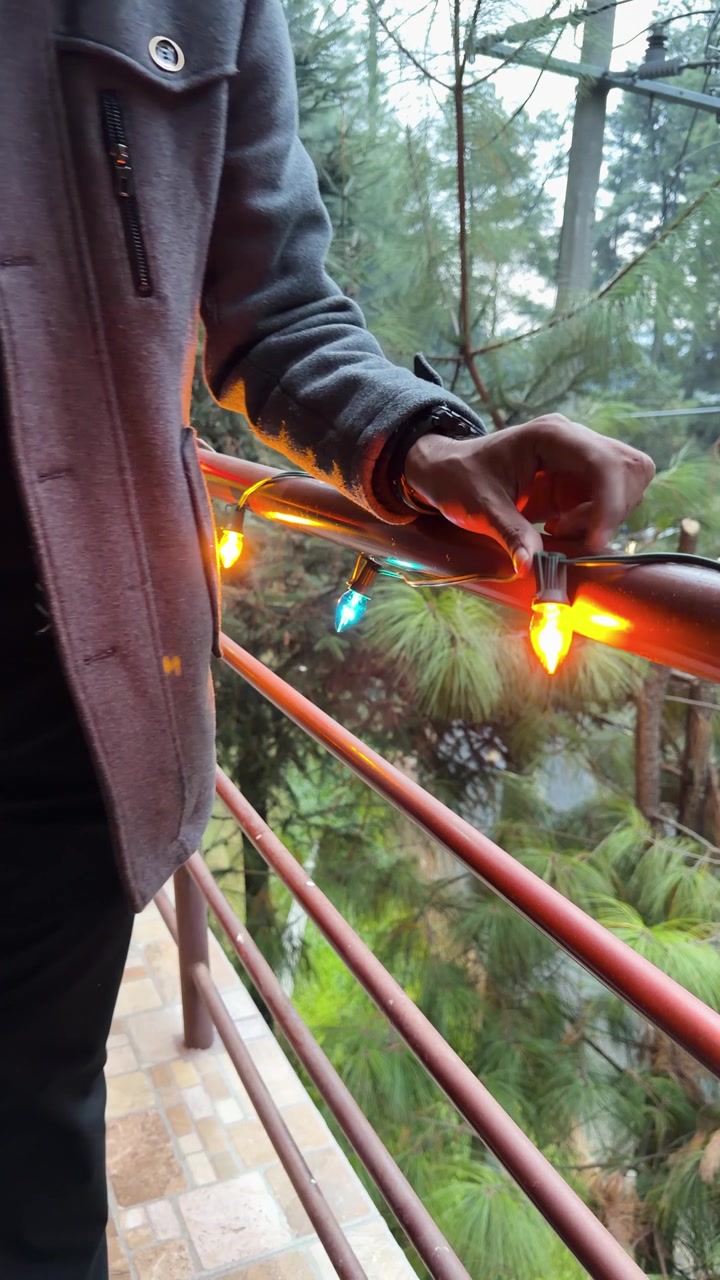 Assemblaggio manuale di decorazioni festive retrò con lampadine colorate