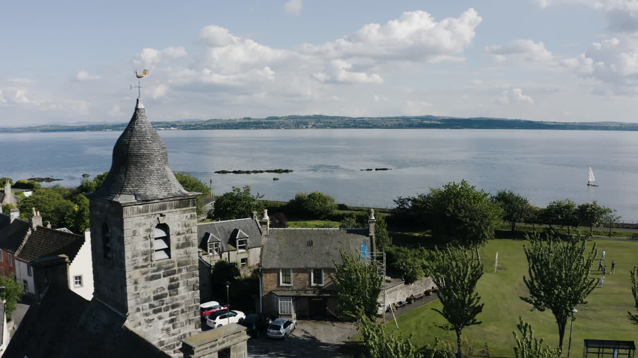 스코틀랜드 컬로스의 교회 탑을 지나가는 드론 촬영